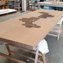 Table de salle à manger en Baubuche multilignes avec inclusion carrelage