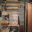 A gauche de l'établi : stock petit bois, vilebrequins, trusquin, stock de limes.