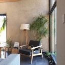 Le fauteuil à trouvé sa place et son utilisateur à l'air satisfait du confort!