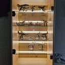 Une petite vitrine lumineuse.