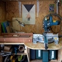 Juste à gauche, il y a la scie à onglet avec une petite rallonge à gauche et l'aspiration qui n'aspire pas grand chose...