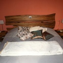 Les tables viennent compléter une tête de lit en noyer