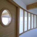 Porte cintrée en plan avec hublot cintré en plan et en élévation