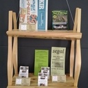 Une étagère pour flyers et cartes de visite