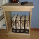 Une petite table de chevet.