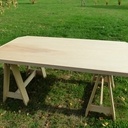 2 tréteaux et un plateau donnent un bureau