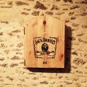 Une armoire Jack D. pour cible à flechettes