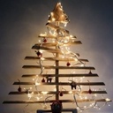 Chutes de bois pour noël en forme de sapin