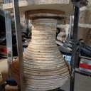 Lampe sur pied tournée; CP/Châtaigner