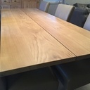 Table en chêne de style épuré