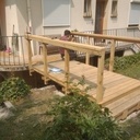 Passerelle extérieure en vieux chêne faite par des jeunes pousses