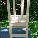 Chaise en bois blanc avec assise aerée