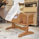 Berceau à balancier pour poupon en orme rouge