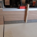 Un chariot (traineau) de coupe pour scie sous table