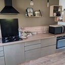 Conception et réalisation d'une cuisine en Valchomat Kaki/ mélaminé blanc et chêne