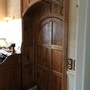 Une porte, un coté en noyer et l'autre en chêne vieilli.