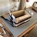 Collage du caisson (coupes à 45) avec des sangles.