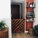 Une barrière de sécurité en bois