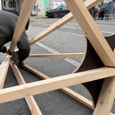 Grand sapin participatif en bois pour décorer le village de Noël