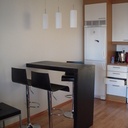 Table de bar dans un petit studio