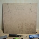 Un lit de poupée en bois