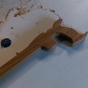 Une poignée pour scie a Dos