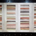 Volets à persiennes.