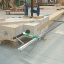 Un abri à bois en bois