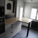 Un plan de travail avec comptoir