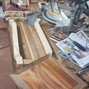 Petite table d'appoint avec pieds galbés