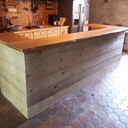 Bar en chêne brun, à bords bruts (live edge dans la langue de feu Babeth Second)