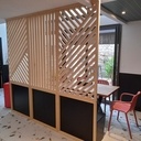 Claustra, banquette et table