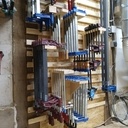 Un rack à serre-joints modulaire et compact