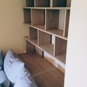 Une bibliothèque derrière un canapé