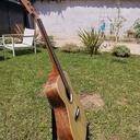 Guitare acoustique de style OM