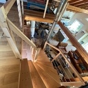 Un premier escalier avec rambarde et garde corps