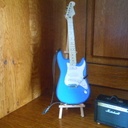 Une guitare miniature et son ampli