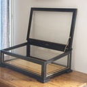 Une vitrine en chêne ébonisé.