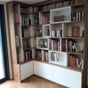 Bibliothèque avec niches éclairées