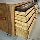 Caisse à outils avec tiroirs et abattant