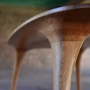 Table contemporaine sculptée en chêne