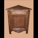 Encoignure massive avec porte cintrée