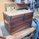 Coffre en noyer massif