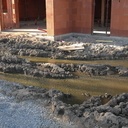 Voyez notre marigot à crocodiles, les hippopotames ont foutu le camp à cause du bruit !