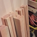 rainures dans les montants pour glisser les lattes