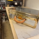 Une valise  en Bois , Zinc , cuir et laiton