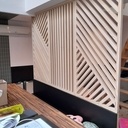 Claustra, banquette et table