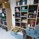 Un mur de rangements pour machines et consommables dans l'atelier!