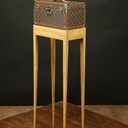 Un  support pour Vanity case Vuitton