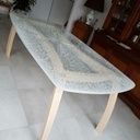 Table au piétement courbe et plateau de verre éclaté